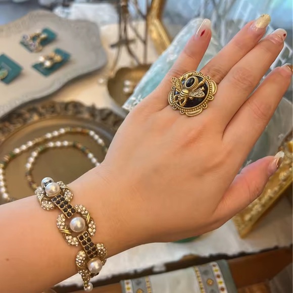 Antique Black Royal Bee Brass Ring - Picture 4 of 7